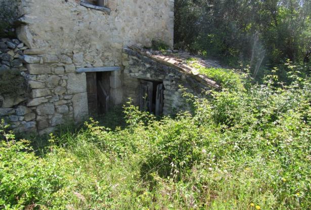 Stone, detached cottage with 1800sqm of land and amazing mountain views with building rights. 13