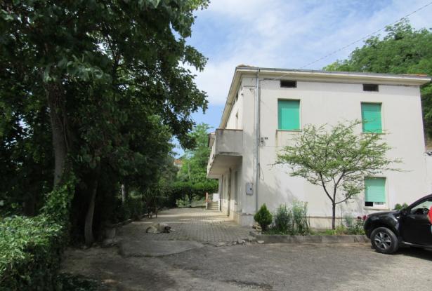 5 bedroom, 3 bathrooms 200sqm farm , detached, with 3 hectares of vines, habitable with separate apa 0
