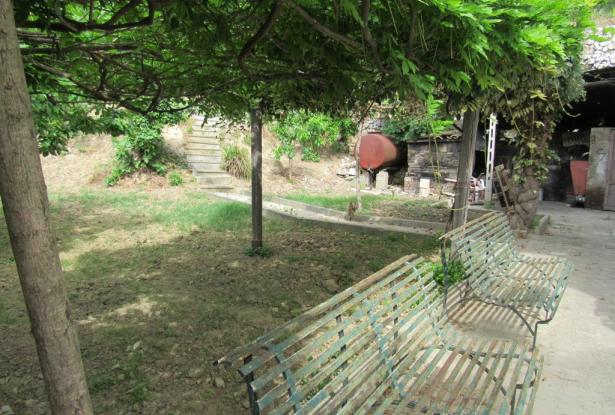 5 bedroom, 3 bathrooms 200sqm farm , detached, with 3 hectares of vines, habitable with separate apa 3