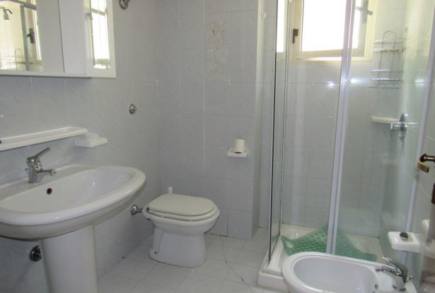 5 bedroom, 3 bathrooms 200sqm farm , detached, with 3 hectares of vines, habitable with separate apa 6