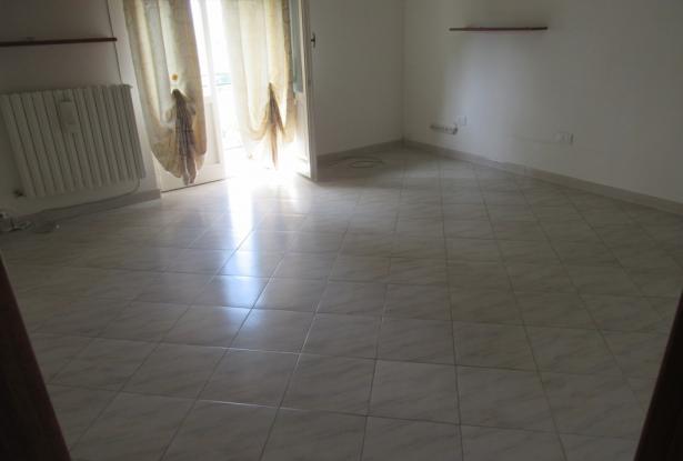 5 bedroom, 3 bathrooms 200sqm farm , detached, with 3 hectares of vines, habitable with separate apa 7