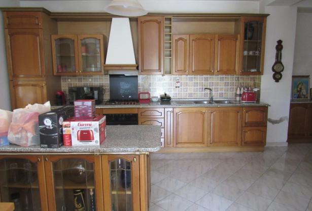 5 bedroom, 3 bathrooms 200sqm farm , detached, with 3 hectares of vines, habitable with separate apa 8