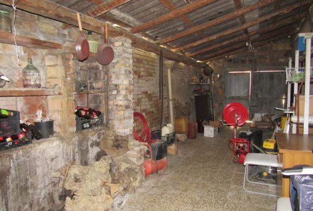 5 bedroom, 3 bathrooms 200sqm farm , detached, with 3 hectares of vines, habitable with separate apa 9