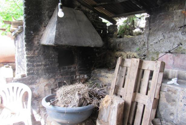 5 bedroom, 3 bathrooms 200sqm farm , detached, with 3 hectares of vines, habitable with separate apa 10