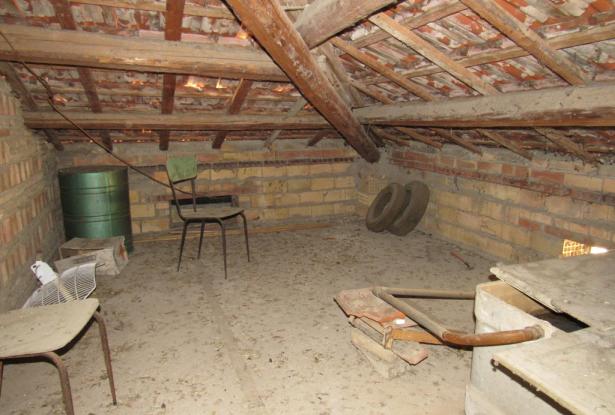 5 bedroom, 3 bathrooms 200sqm farm , detached, with 3 hectares of vines, habitable with separate apa 12