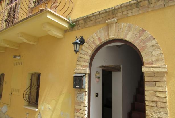 150-year-old town house of 130sqm, completely renovated in a vibrant village 10 minutes to the Trabocchi coast line. 4