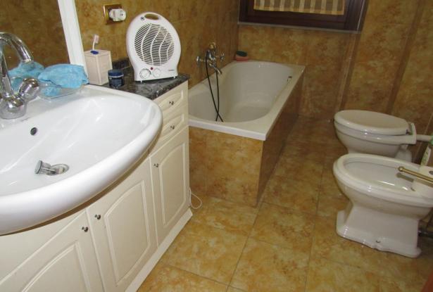 150-year-old town house of 130sqm, completely renovated in a vibrant village 10 minutes to the Trabocchi coast line. 8