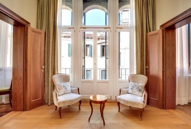 Venice - San Samuele - Stunning three bedroom apartment in historic building. Ref. 185c 0