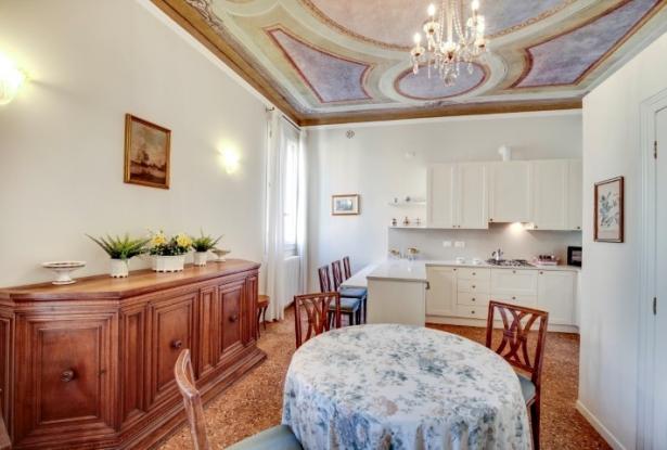 Venice - San Samuele - Stunning three bedroom apartment in historic building. Ref. 185c 10