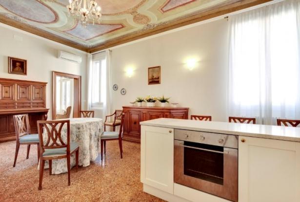Venice - San Samuele - Stunning three bedroom apartment in historic building. Ref. 185c 11