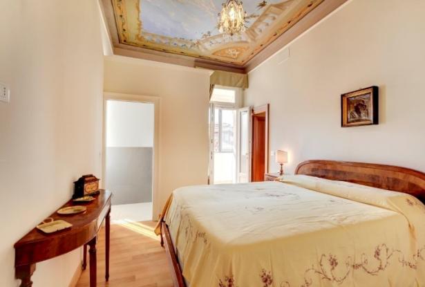 Venice - San Samuele - Stunning three bedroom apartment in historic building. Ref. 185c 14