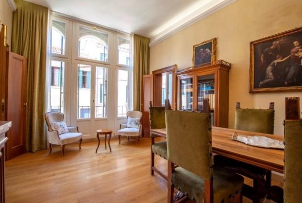 Venice - San Samuele - Stunning three bedroom apartment in historic building. Ref. 185c 2