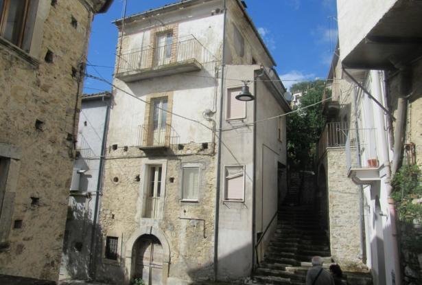 Stone town house, habitable, from 1810 with 3 bedrooms, 50sqm cellar and amazing mountain views, perfect for roof terrace. 1