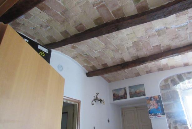 Stone town house, habitable, from 1810 with 3 bedrooms, 50sqm cellar and amazing mountain views, perfect for roof terrace. 2