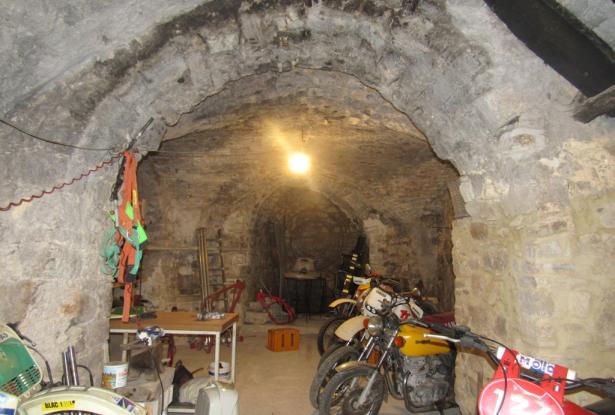 Stone town house, habitable, from 1810 with 3 bedrooms, 50sqm cellar and amazing mountain views, perfect for roof terrace. 4