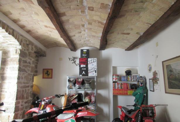 Stone town house, habitable, from 1810 with 3 bedrooms, 50sqm cellar and amazing mountain views, perfect for roof terrace. 5