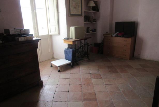 Stone town house, habitable, from 1810 with 3 bedrooms, 50sqm cellar and amazing mountain views, perfect for roof terrace. 8