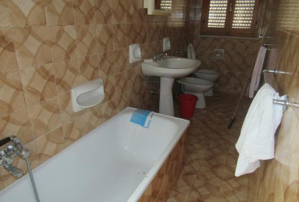 Stone town house, habitable, from 1810 with 3 bedrooms, 50sqm cellar and amazing mountain views, perfect for roof terrace. 10