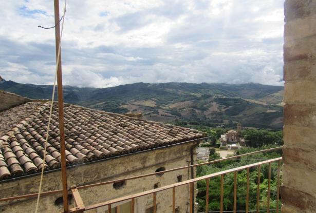 Stone town house, habitable, from 1810 with 3 bedrooms, 50sqm cellar and amazing mountain views, perfect for roof terrace. 13