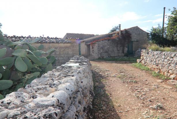 Scicli, exposed stones in contrada Calamarieri 71