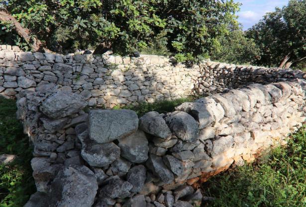 Scicli, exposed stones in contrada Calamarieri 67