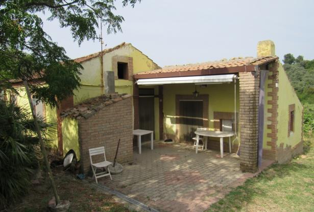Semi-detached bungalow with 4500 sqm of olive grove and barn to convert 15 minutes to the beach. 0