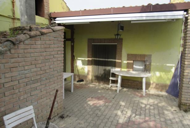 Semi-detached bungalow with 4500 sqm of olive grove and barn to convert 15 minutes to the beach. 1