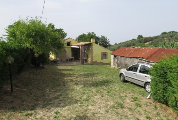 Semi-detached bungalow with 4500 sqm of olive grove and barn to convert 15 minutes to the beach. 2