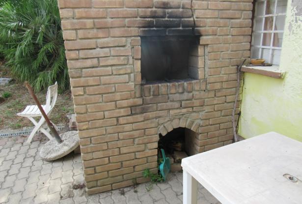Semi-detached bungalow with 4500 sqm of olive grove and barn to convert 15 minutes to the beach. 4
