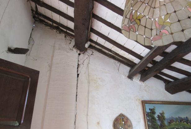 Semi-detached bungalow with 4500 sqm of olive grove and barn to convert 15 minutes to the beach. 5