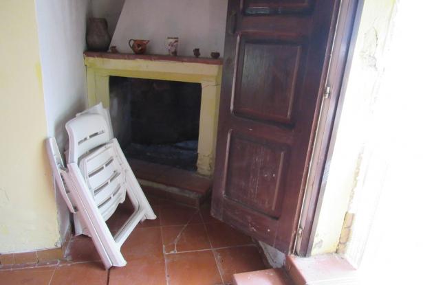 Semi-detached bungalow with 4500 sqm of olive grove and barn to convert 15 minutes to the beach. 6
