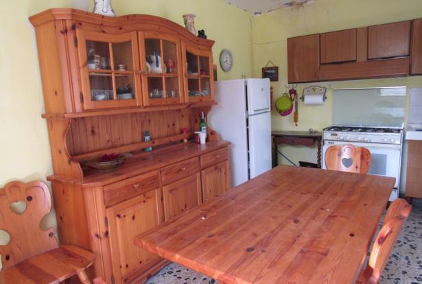 Semi-detached bungalow with 4500 sqm of olive grove and barn to convert 15 minutes to the beach. 9