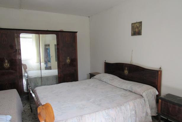 Semi-detached bungalow with 4500 sqm of olive grove and barn to convert 15 minutes to the beach. 11