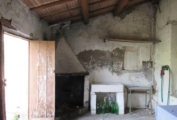 Semi-detached bungalow with 4500 sqm of olive grove and barn to convert 15 minutes to the beach. 12