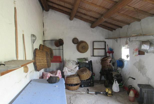 Semi-detached bungalow with 4500 sqm of olive grove and barn to convert 15 minutes to the beach. 13