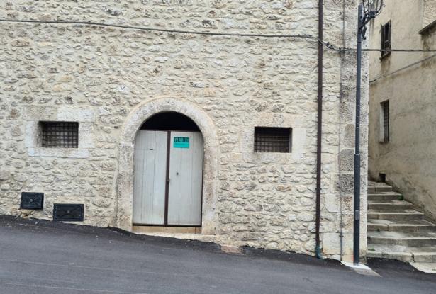Stone structure, partially renovated town house of 120sqm with 30sqm terrace, in a lively town. 0