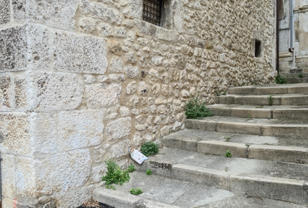 Stone structure, partially renovated town house of 120sqm with 30sqm terrace, in a lively town. 3