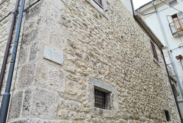 Stone structure, partially renovated town house of 120sqm with 30sqm terrace, in a lively town. 4