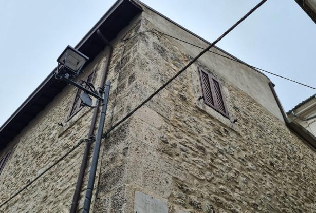 Stone structure, partially renovated town house of 120sqm with 30sqm terrace, in a lively town. 5