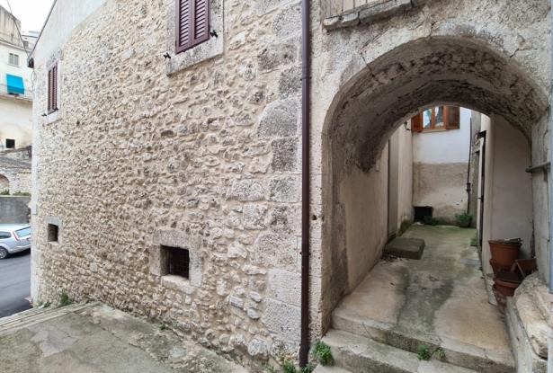 Stone structure, partially renovated town house of 120sqm with 30sqm terrace, in a lively town. 6