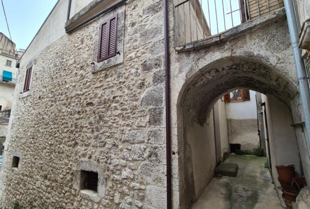 Stone structure, partially renovated town house of 120sqm with 30sqm terrace, in a lively town. 7