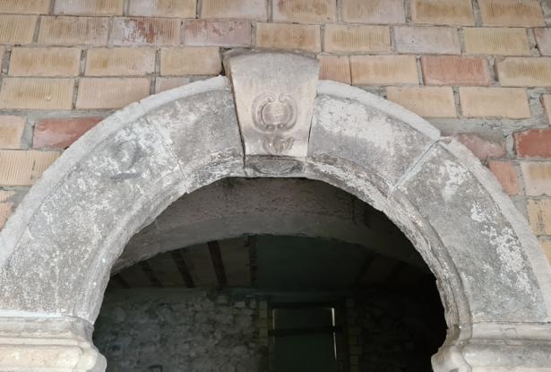 Stone structure, partially renovated town house of 120sqm with 30sqm terrace, in a lively town. 8