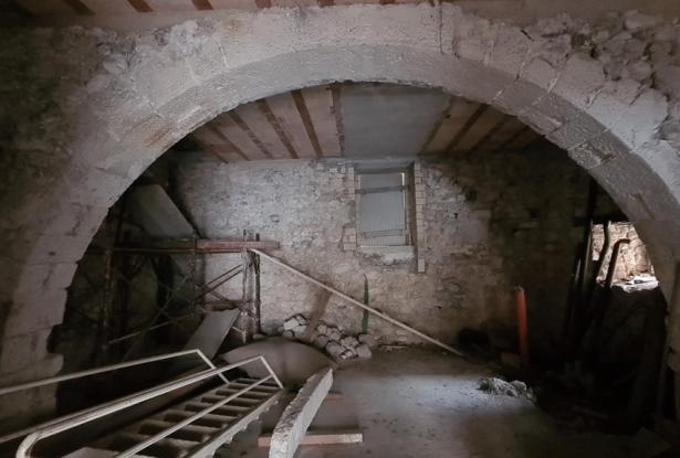 Stone structure, partially renovated town house of 120sqm with 30sqm terrace, in a lively town. 9