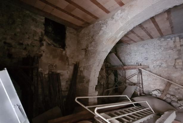 Stone structure, partially renovated town house of 120sqm with 30sqm terrace, in a lively town. 10