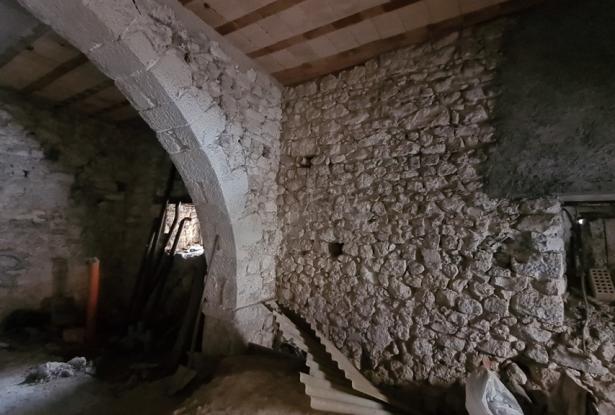 Stone structure, partially renovated town house of 120sqm with 30sqm terrace, in a lively town. 11