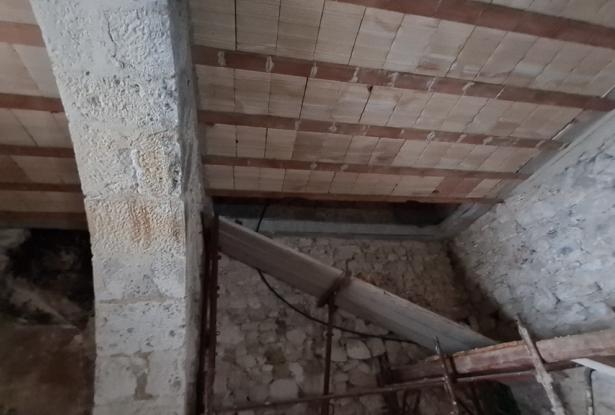 Stone structure, partially renovated town house of 120sqm with 30sqm terrace, in a lively town. 12