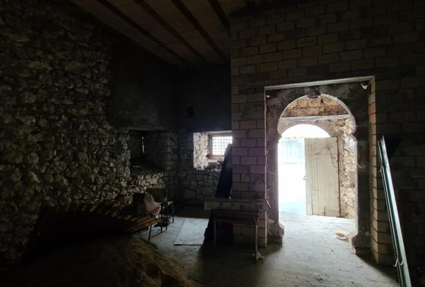 Stone structure, partially renovated town house of 120sqm with 30sqm terrace, in a lively town. 13
