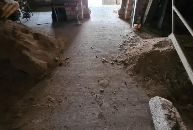 Stone structure, partially renovated town house of 120sqm with 30sqm terrace, in a lively town. 14