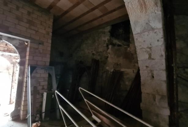 Stone structure, partially renovated town house of 120sqm with 30sqm terrace, in a lively town. 15