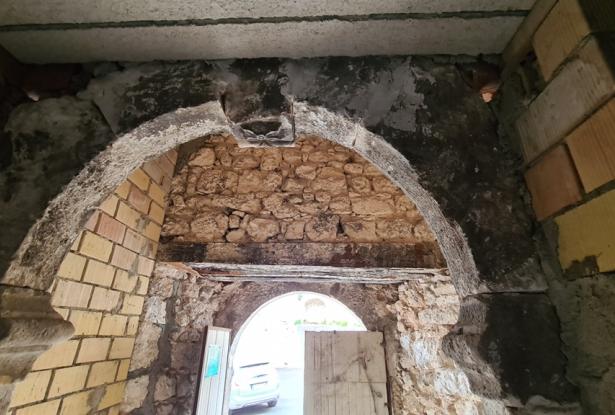 Stone structure, partially renovated town house of 120sqm with 30sqm terrace, in a lively town. 16